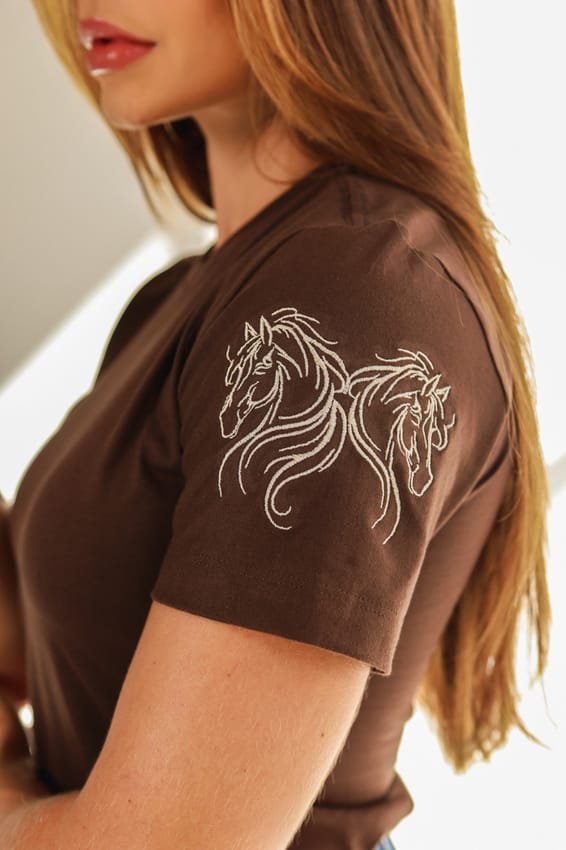 T-shirt cavalo bordado manga ( P ) - Imagem 2